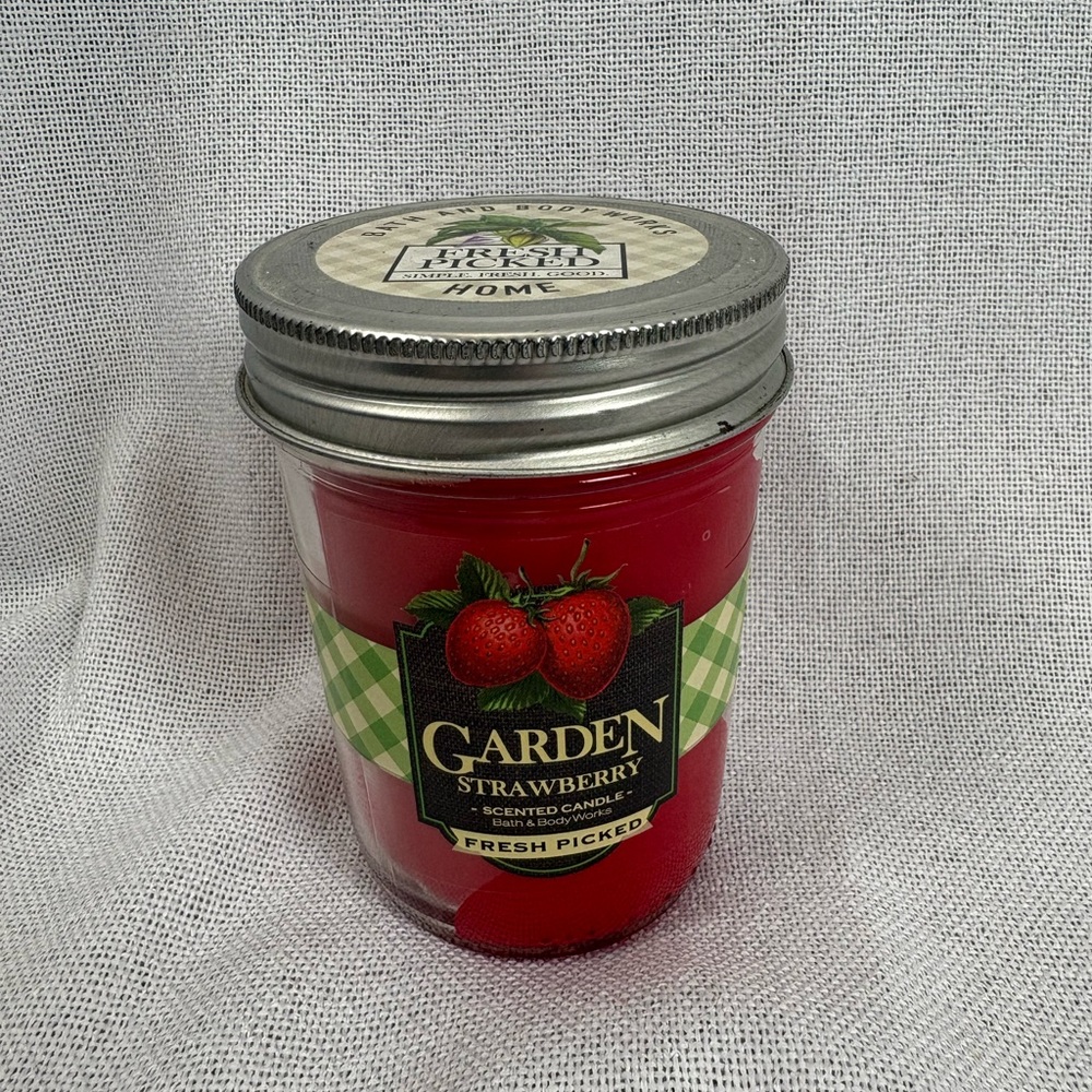 Bath & Body Works Fresh Picked Garden Strawberry 🍓 Candle NEW